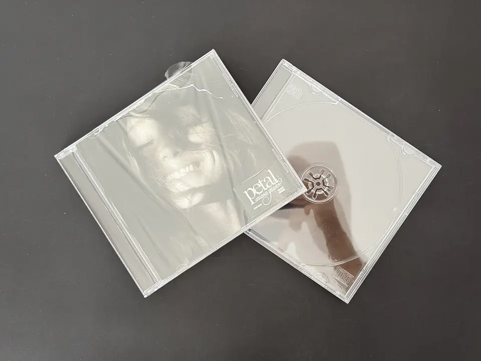 [con detalle] Ariana Grande - petal - CD 3