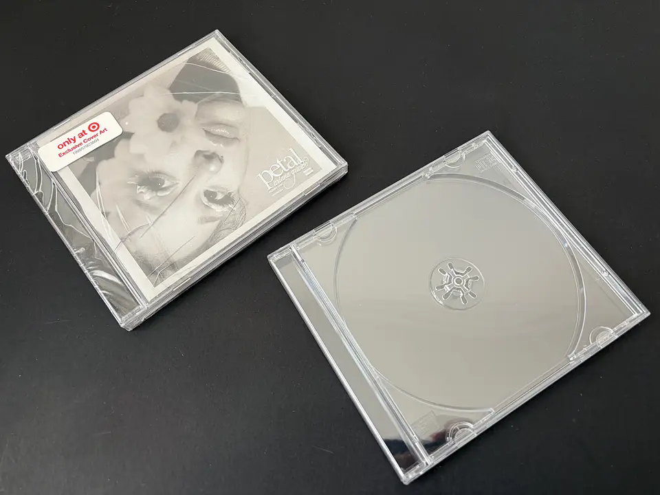 [con detalle] Ariana Grande - petal - CD Target Edition Limitada 3