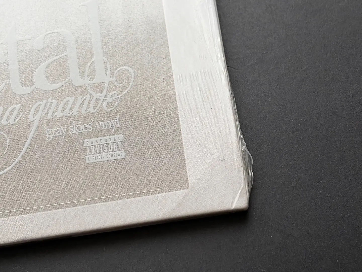 [con detalle] Ariana Grande - petal - Vinilo (LP) Target Gray Skies Edición Limitada 5