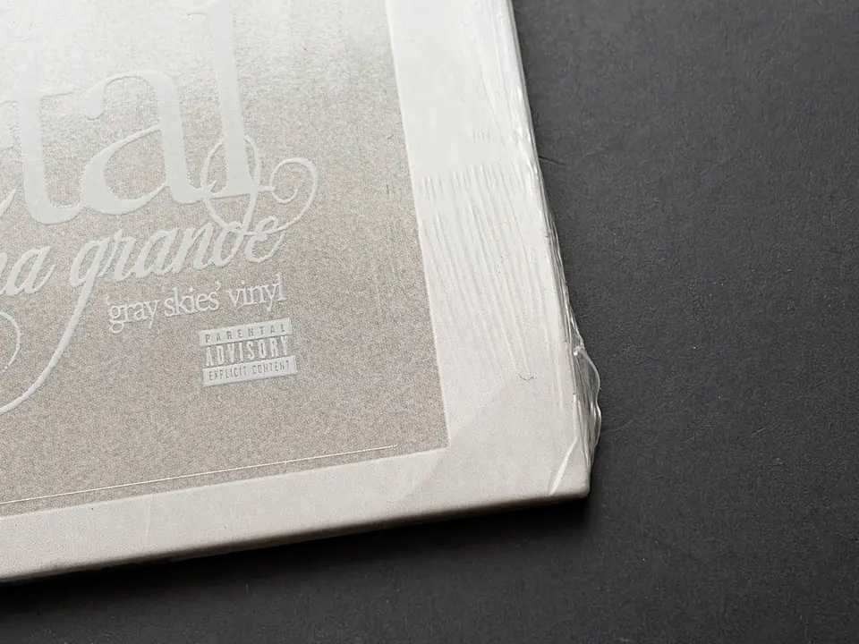 [con detalle] Ariana Grande - petal - Vinilo (LP) Target Gray Skies Edición Limitada 5