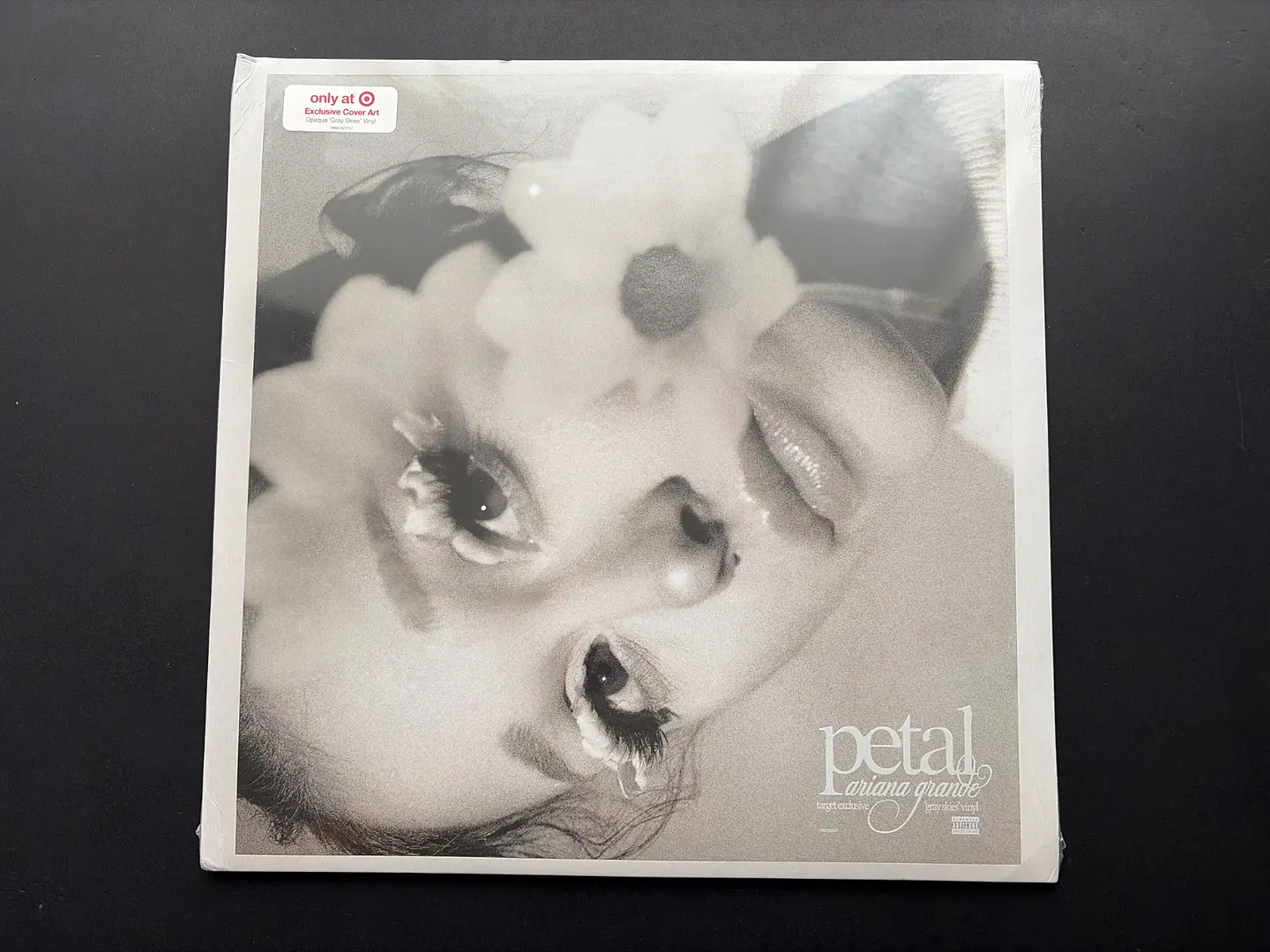 [con detalle] Ariana Grande - petal - Vinilo (LP) Target Gray Skies Edición Limitada 6
