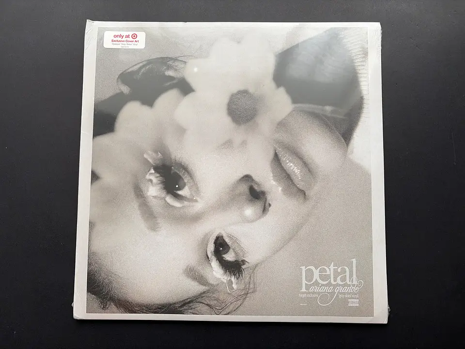 [con detalle] Ariana Grande - petal - Vinilo (LP) Target Gray Skies Edición Limitada 6