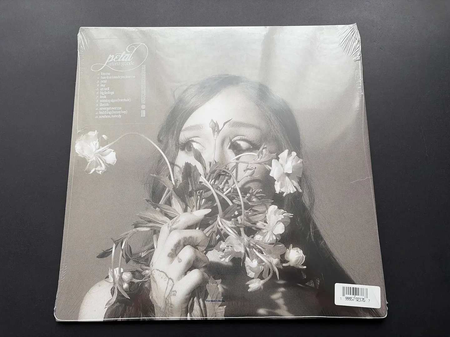 [con detalle] Ariana Grande - petal - Vinilo (LP) Target Gray Skies Edición Limitada 7