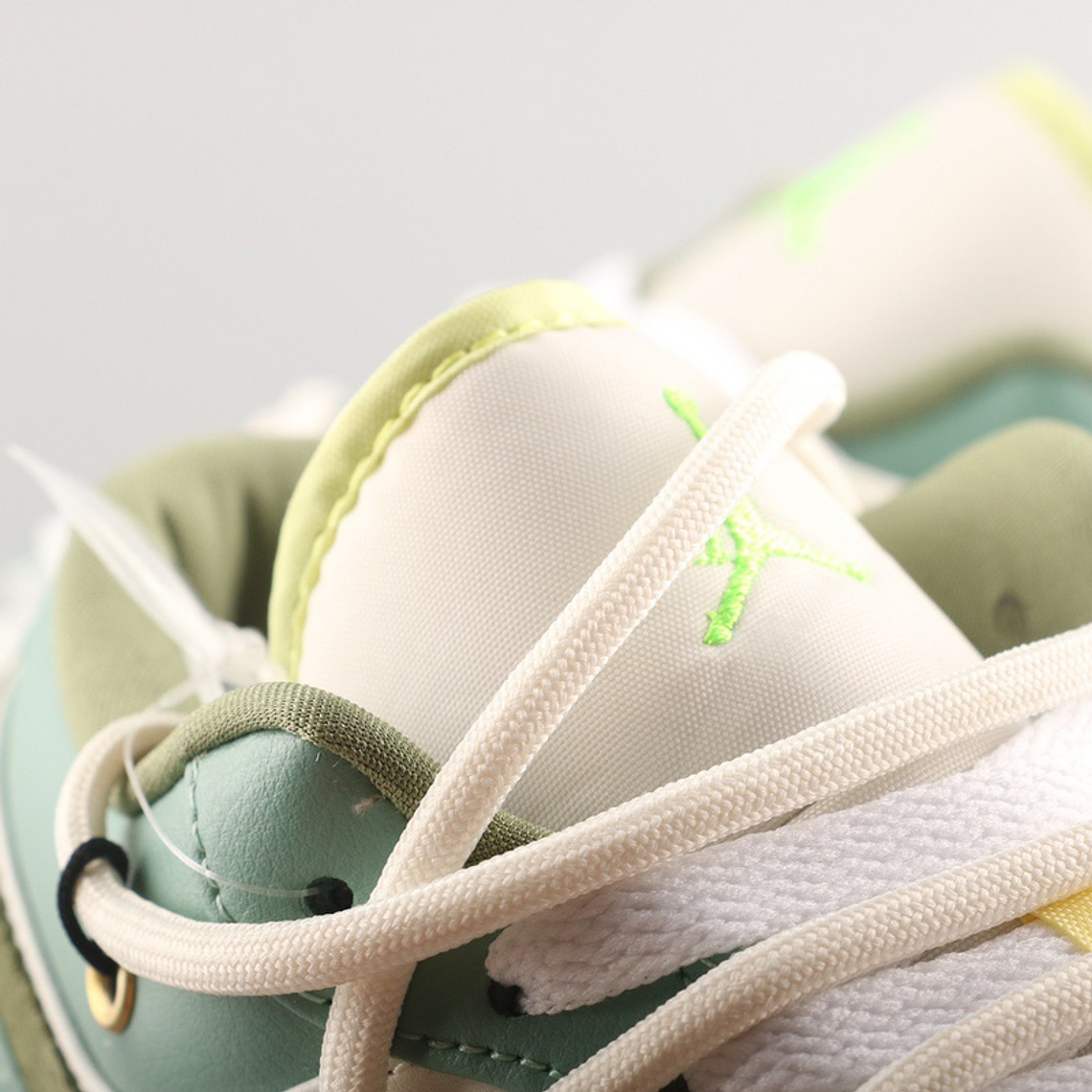 Ténis AJ 1 Retro Low FD9906 131 - Verde e Branco (Tamanho 36 ao 46) 3