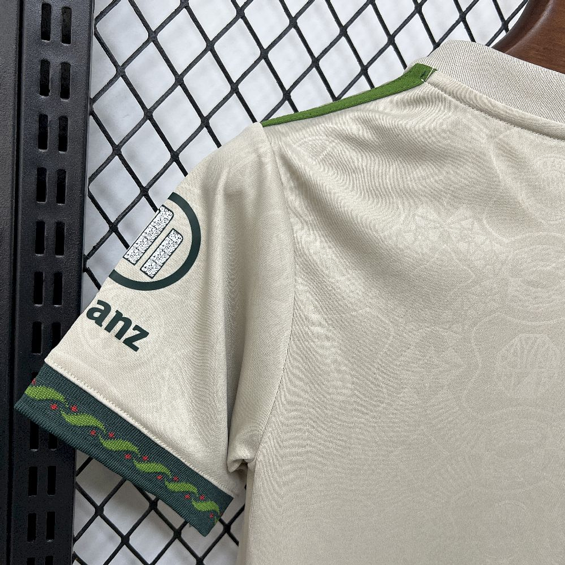 Kit Infantil Bayern Munich 2025/26 Oktoberfest (Camisola + Calções)  8