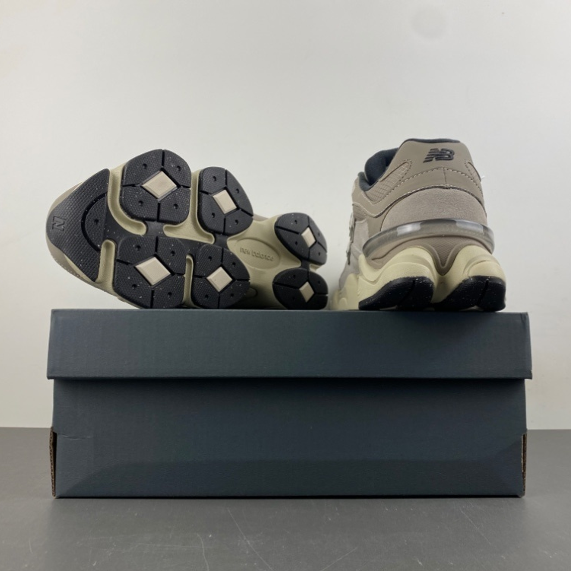 Ténis New Balance 9060 'Cinza e Preto' - Original, Estilo e Conforto Superior 4