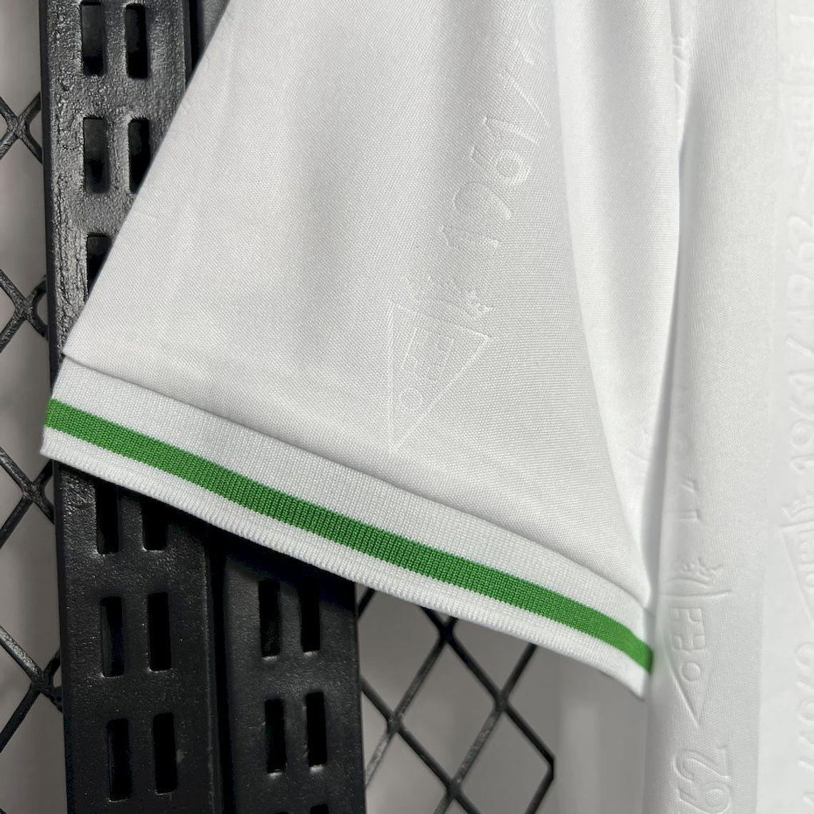 Camisola Retro Córdoba CF 70 Anos: A Camisola que Celebra Sete Décadas de Orgulho Blanquiverde 6
