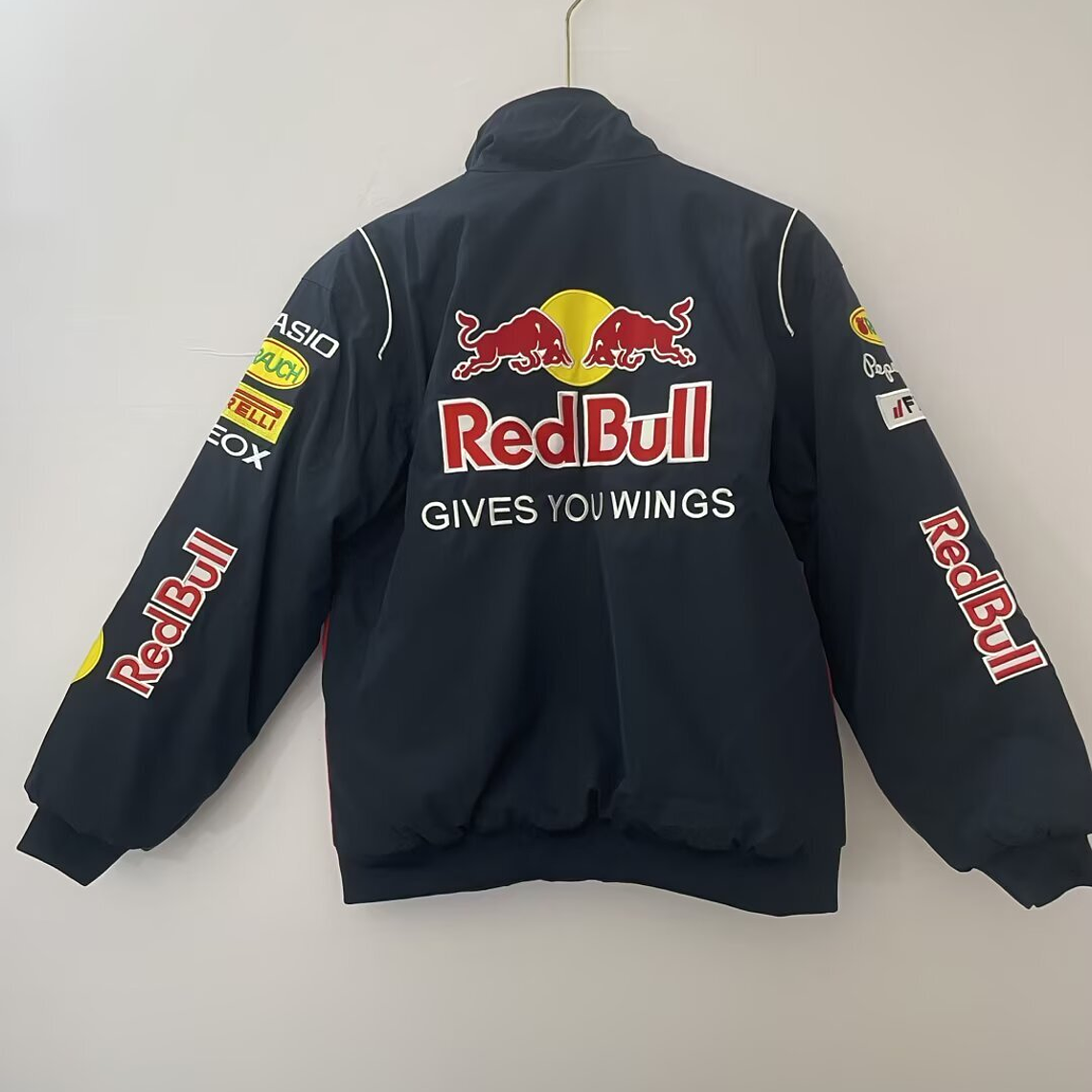 Casaco Red Bull Racing F1 Team Jacket: O Casaco que Veste a Atitude dos Campeões 2