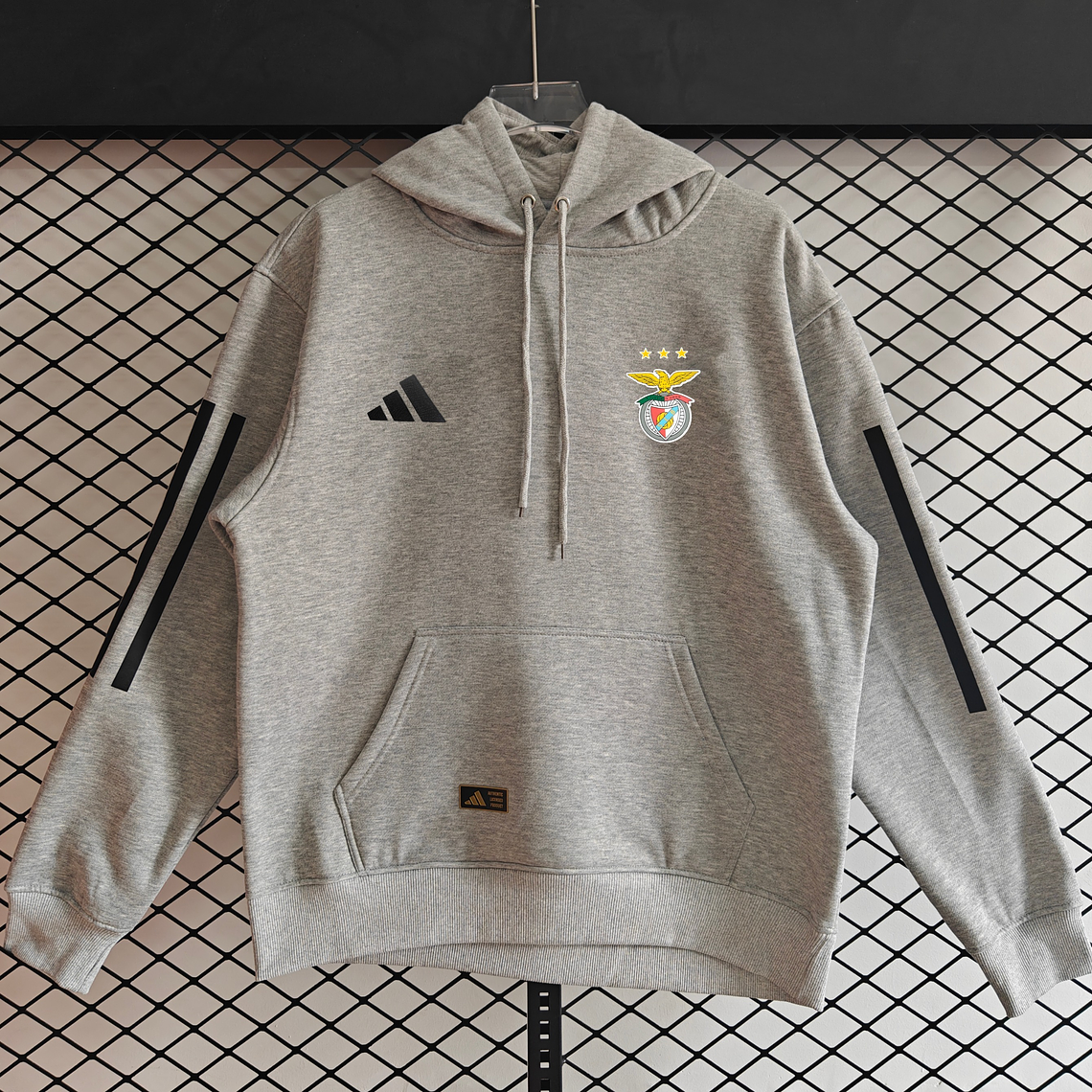 Benfica Hoodie: A Sweatshirt que Veste a Glória do Sport Lisboa e Benfica 3