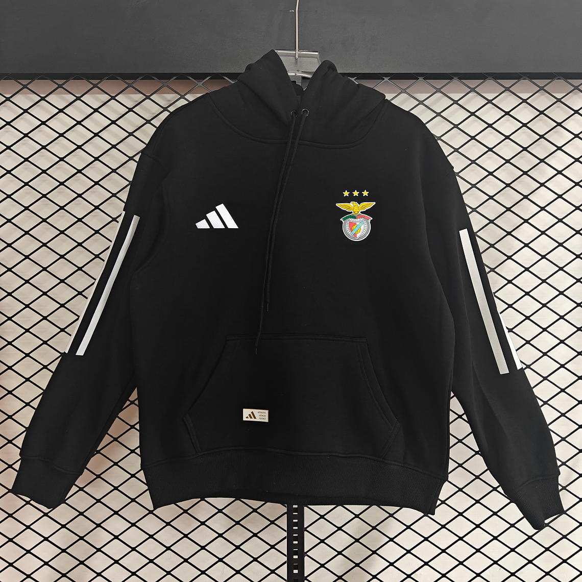 Benfica Hoodie: A Sweatshirt que Veste a Glória do Sport Lisboa e Benfica 2