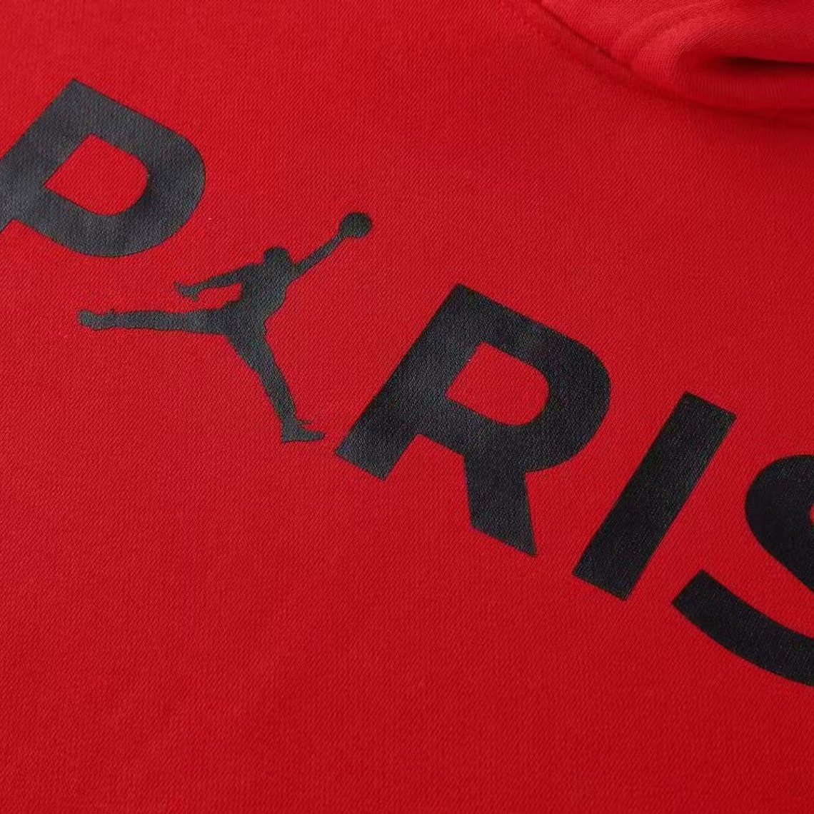 Paris Saint-Germain Iconic Hoodie: O Sweatshirt que Veste a Elegância da Cidade Luz 9