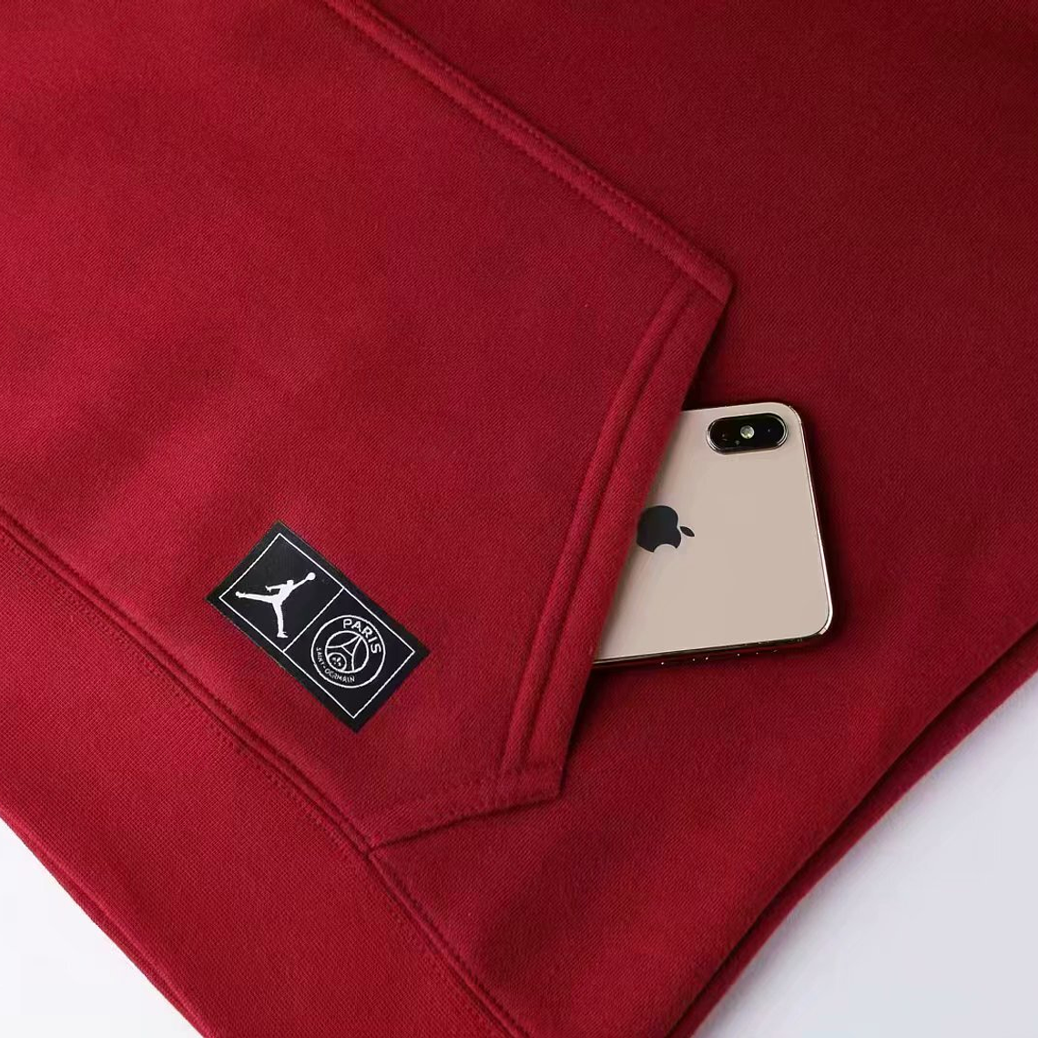 Paris Saint-Germain Iconic Hoodie: O Sweatshirt que Veste a Elegância da Cidade Luz 10