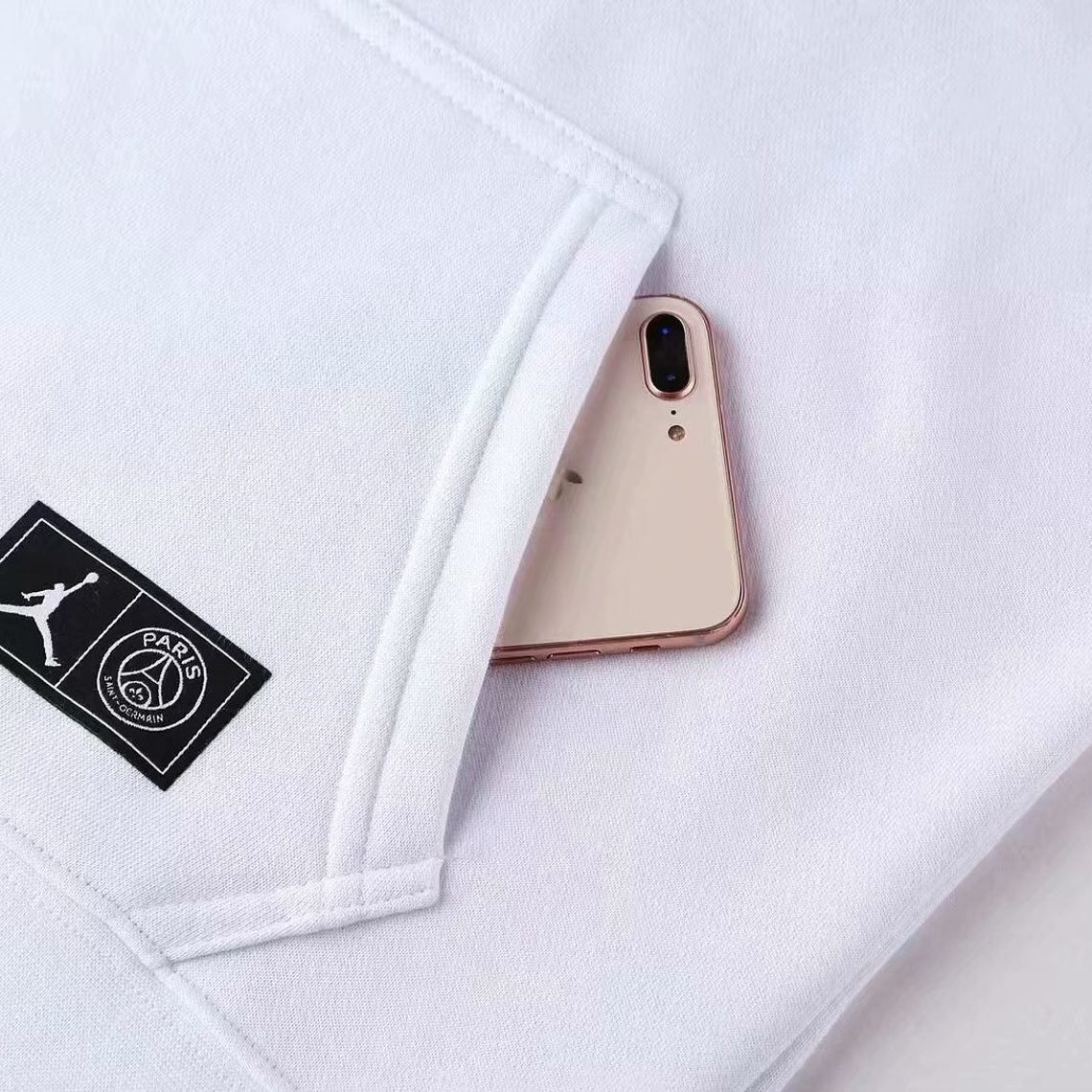 Paris Saint-Germain Iconic Hoodie: O Sweatshirt que Veste a Elegância da Cidade Luz 11