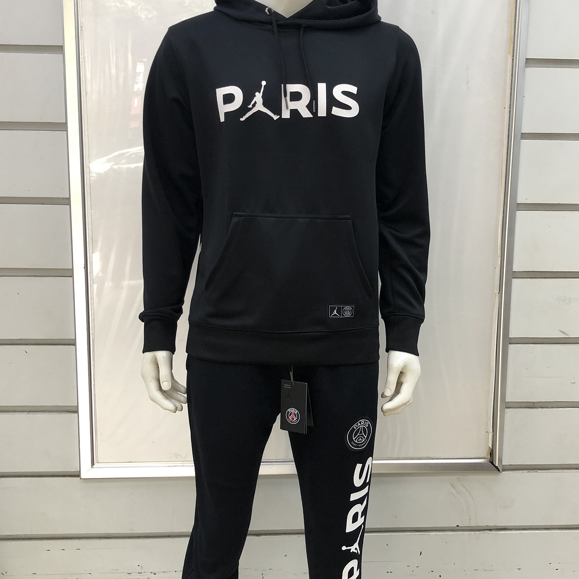 Paris Saint-Germain Track Suit: O Fato de Treino que Veste a Elegância Parisiense 1
