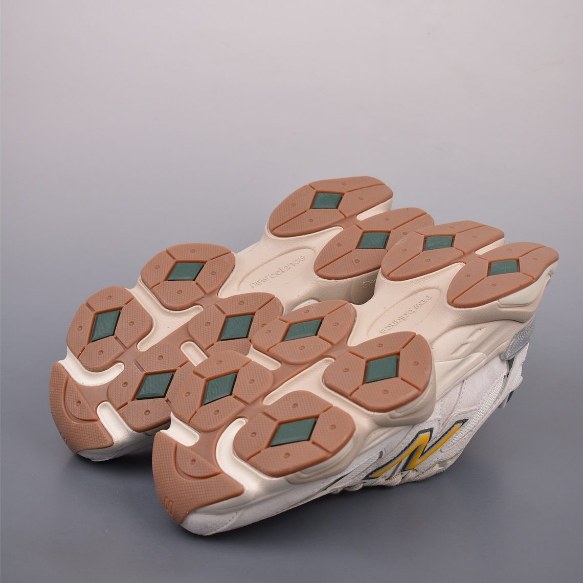 Ténis New Balance NB 9060 - Vermelho-Castanho - 36 a 45  16