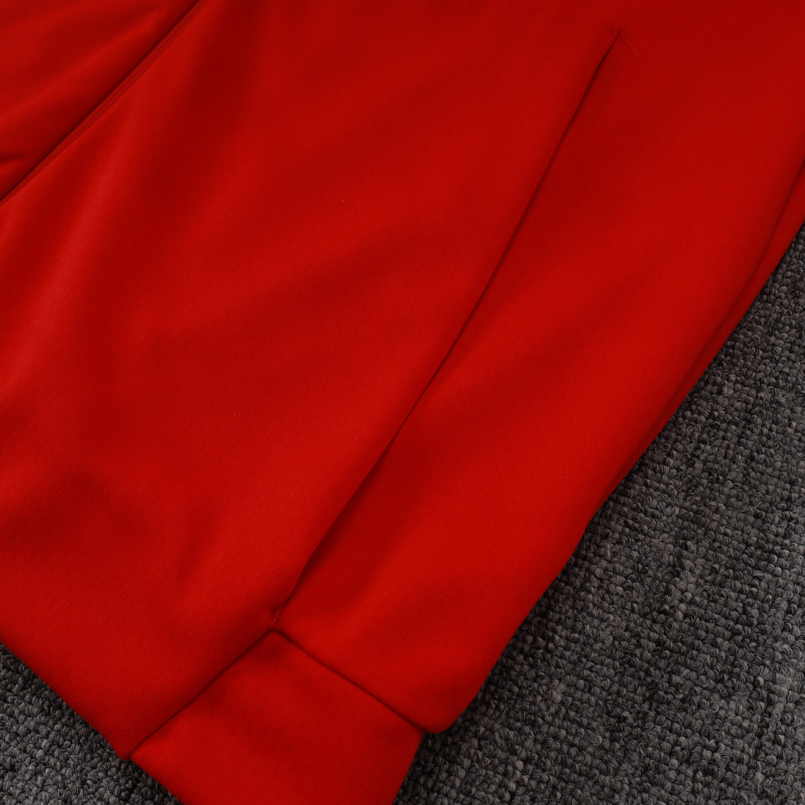 Manchester United 25/26 Red Tracksuit, Sizes S to 2XL 11