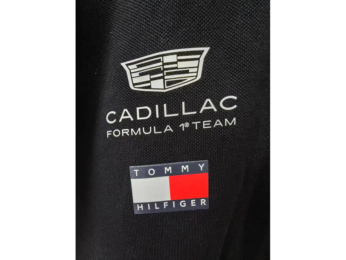 Polo Cadillac F1 Team 2026 - Edição Oficial Tommy Hilfiger 4