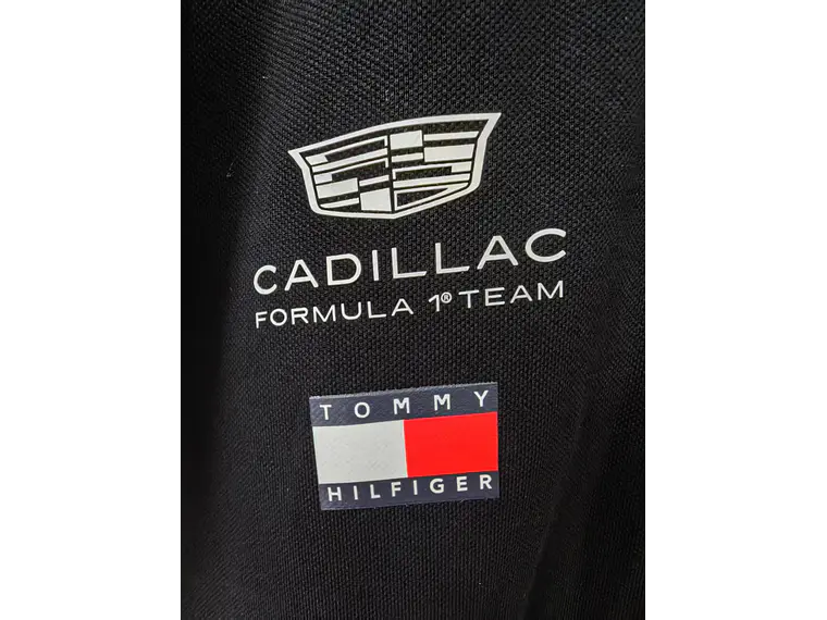 Polo Cadillac F1 Team 2026 - Edição Oficial Tommy Hilfiger 4