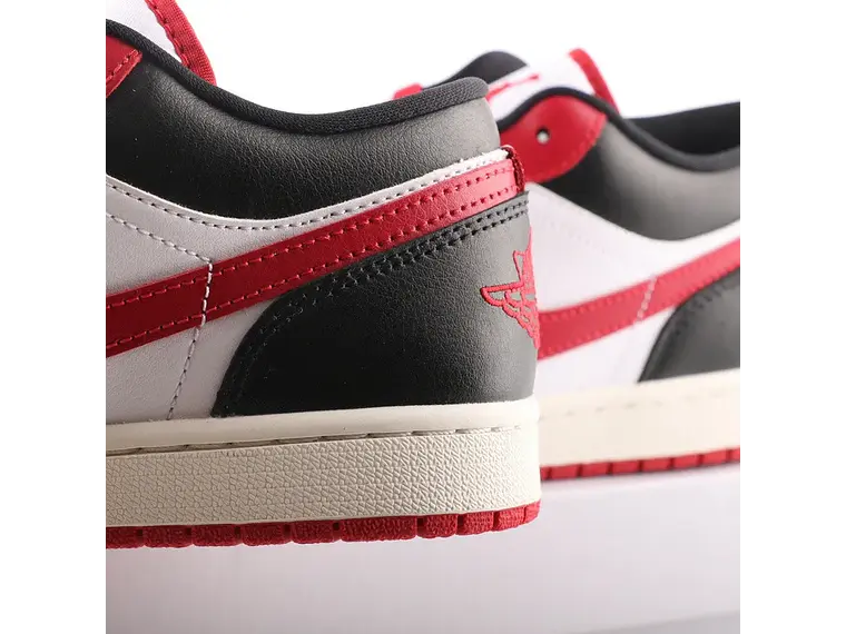 Ténis Nike Air Jordan 1 Retro Low DC0774 - Estilo Icónico 3