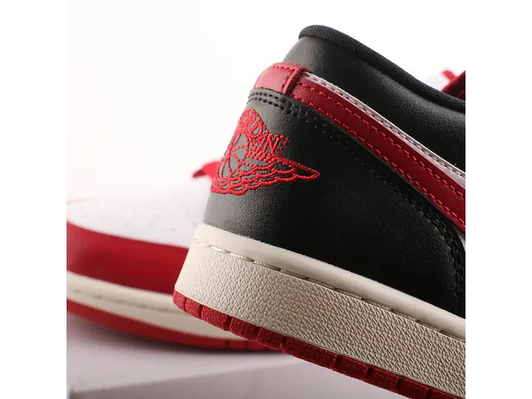 Ténis Nike Air Jordan 1 Retro Low DC0774 - Estilo Icónico 4