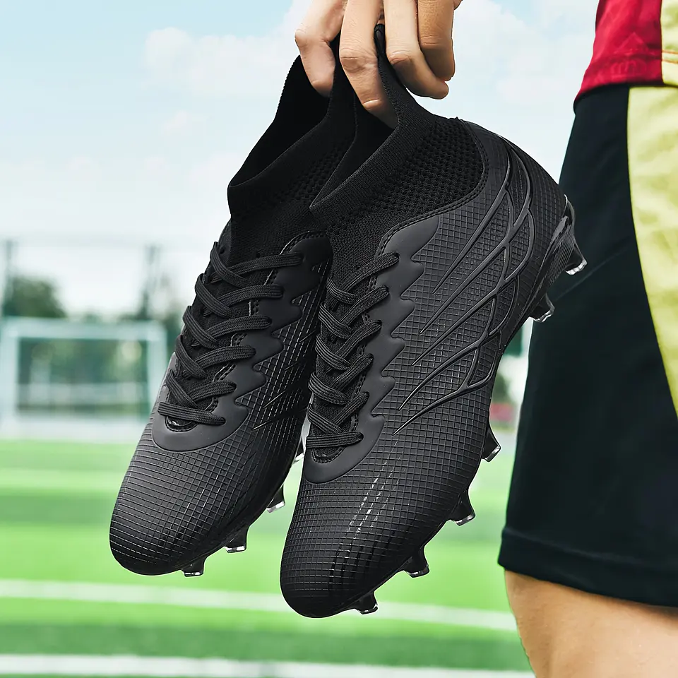 Botas de Futebol Masculinas de Alta Qualidade com Cabedal Sem Costura, Novos Tênis para Gramado Externo, Antiderrapantes, Resistentes ao Desgaste, Oferecem Super Aderência, Protege... 11