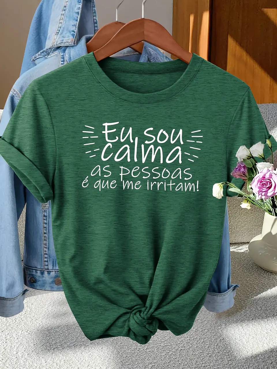 T-shirt elegante de manga curta com gola redonda, ideal para presentes de moda feminina, com estampados divertidos em português, perfeita para fotografia de moda, deslocações, féri... 1