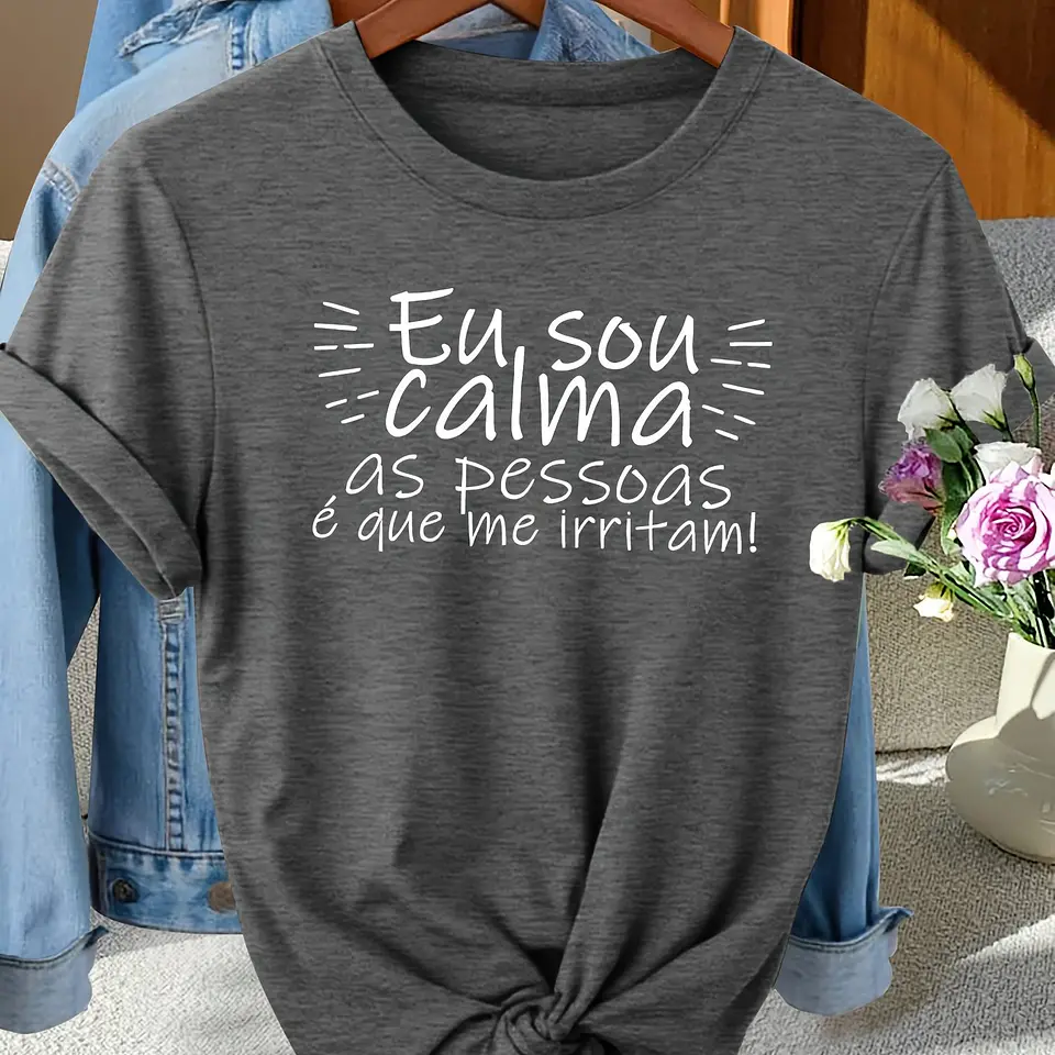 T-shirt elegante de manga curta com gola redonda, ideal para presentes de moda feminina, com estampados divertidos em português, perfeita para fotografia de moda, deslocações, féri... 2