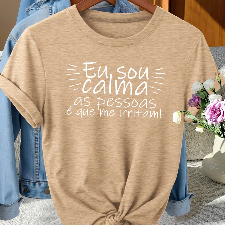T-shirt elegante de manga curta com gola redonda, ideal para presentes de moda feminina, com estampados divertidos em português, perfeita para fotografia de moda, deslocações, féri... 4