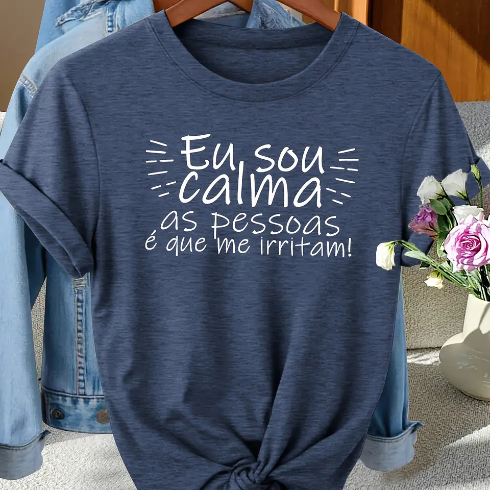 T-shirt elegante de manga curta com gola redonda, ideal para presentes de moda feminina, com estampados divertidos em português, perfeita para fotografia de moda, deslocações, féri... 9