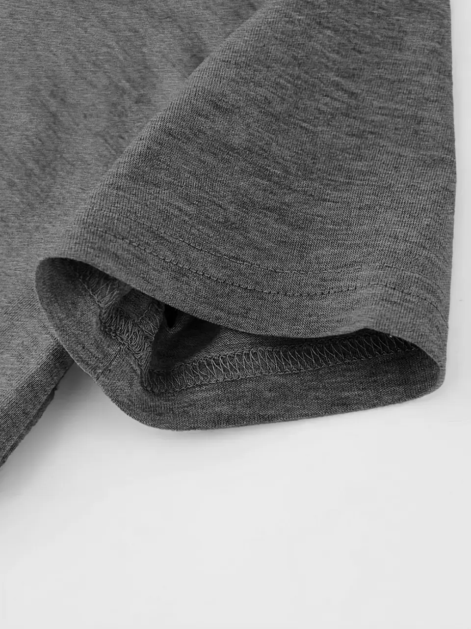 Conjunto 5 T-shirts Femininas | Preto e Branco com Estampas Retro Modernas  13