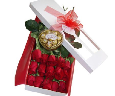 Caja de 15 rosas y chocolates corazón Ferrero Rocher | Envía Pasión y Amor