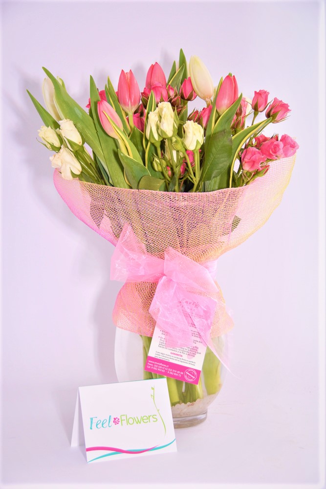 Florero de tulipanes y mini rosas