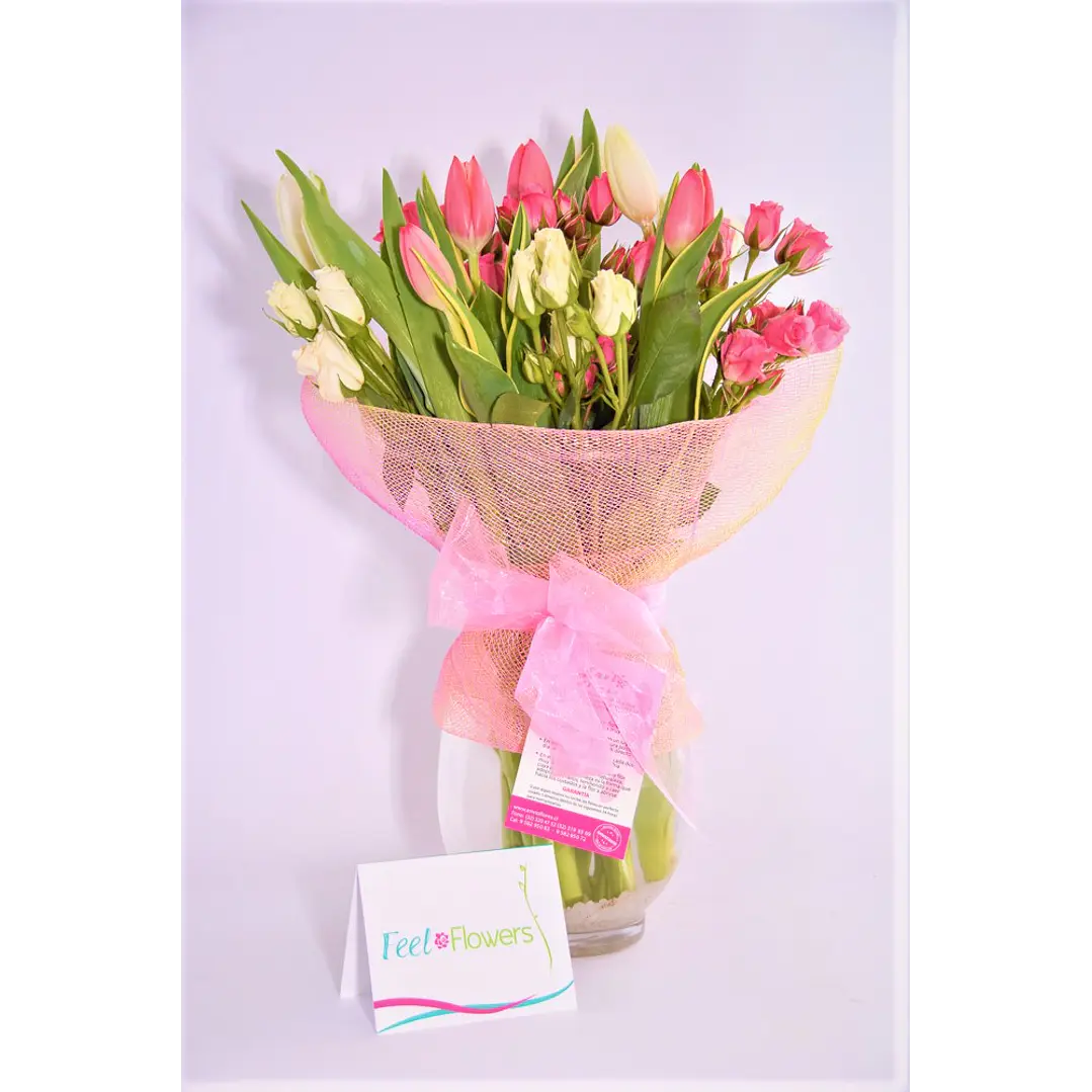 Florero de tulipanes y mini rosas 1