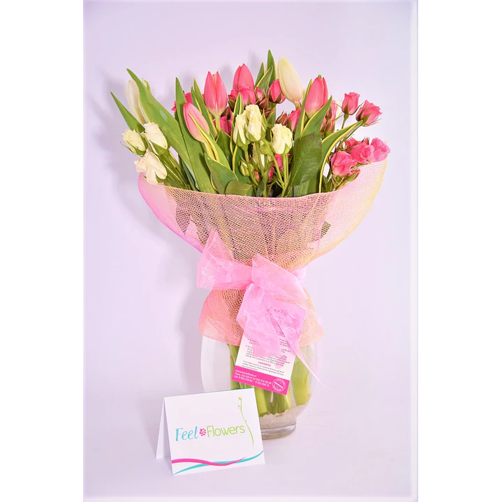 Florero de tulipanes y mini rosas 1