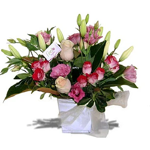 Arreglo primaveral en base madera blanca