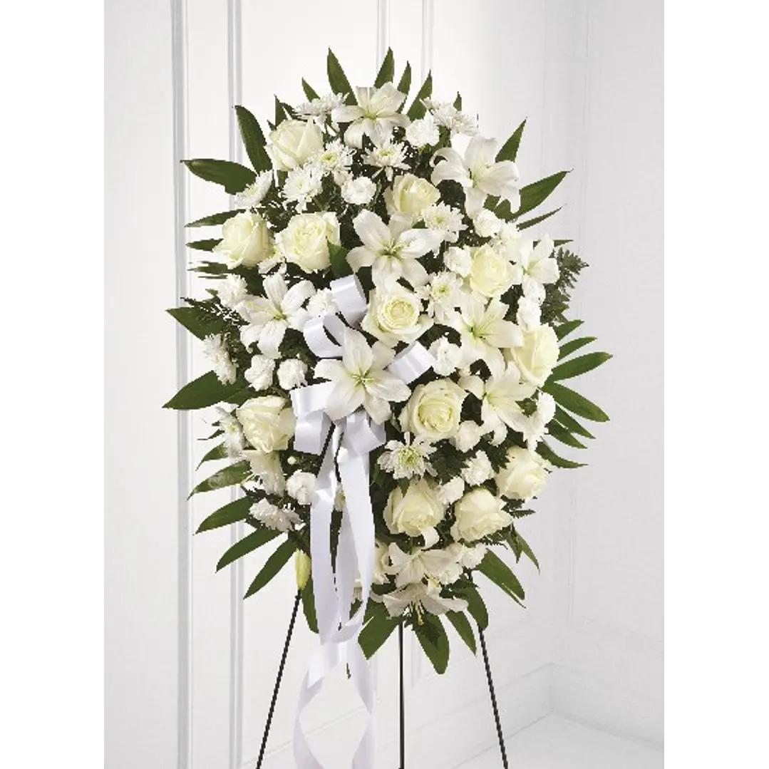 Corona de flores blancas en atril  | Transmite paz y calma 1