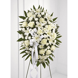Corona de flores blancas en atril