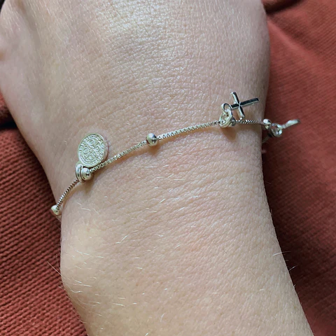 PULSERA SAN BENITO Y CRUZ COLGANTES | PLATA