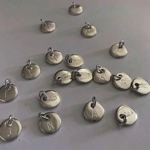colgantes letras redondo | PLATA