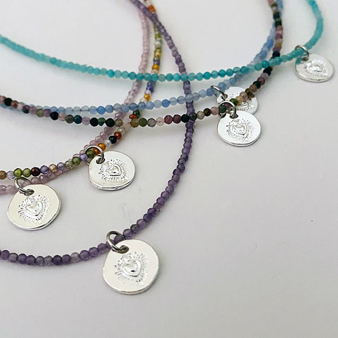 COLLARES CRISTALES PIEDRAS NATURALES CORAZÓN DETENTE | BAÑO PLATA