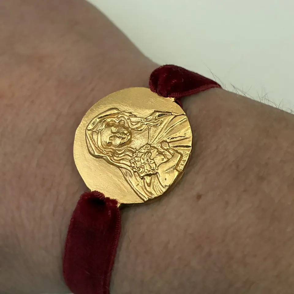 PULSERAS VELVET VIRGEN DE LA ALEGRÍA | ENCHAPE ORO 4