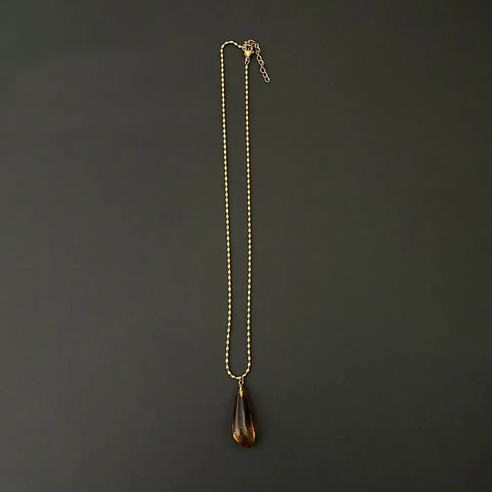 COLLAR ÁMBAR | RESINA ENCHAPE ORO 3