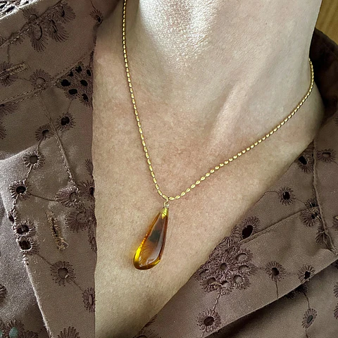 COLLAR ÁMBAR | RESINA ENCHAPE ORO