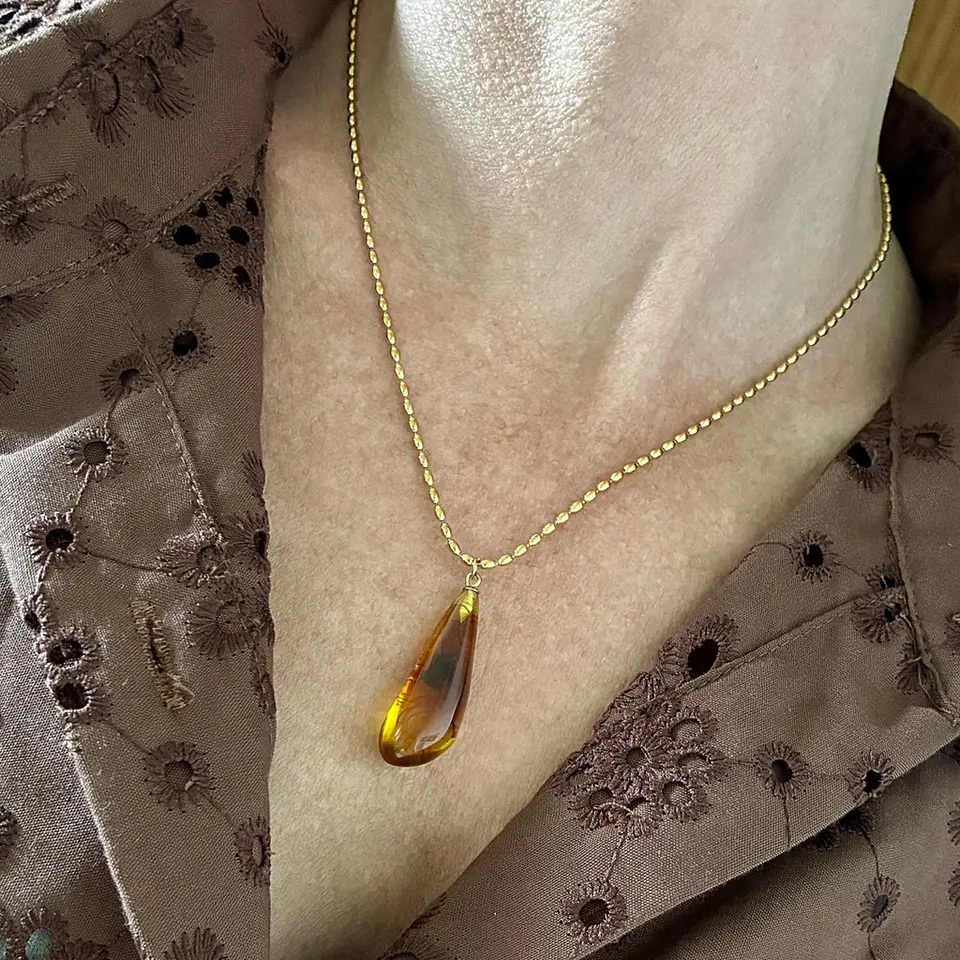 COLLAR ÁMBAR | RESINA ENCHAPE ORO 1