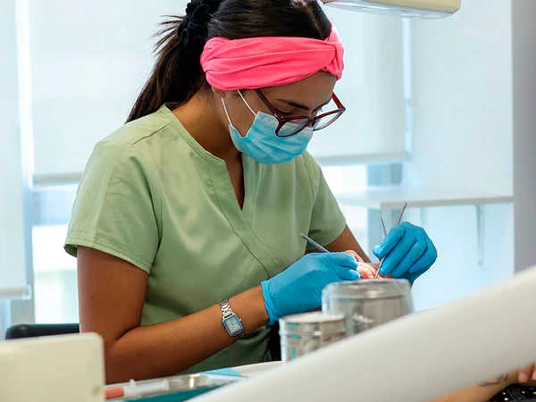 Rehabilitación Oral en Santiago: Cómo Recuperar tu Sonrisa y Confianza tras Perder un Diente