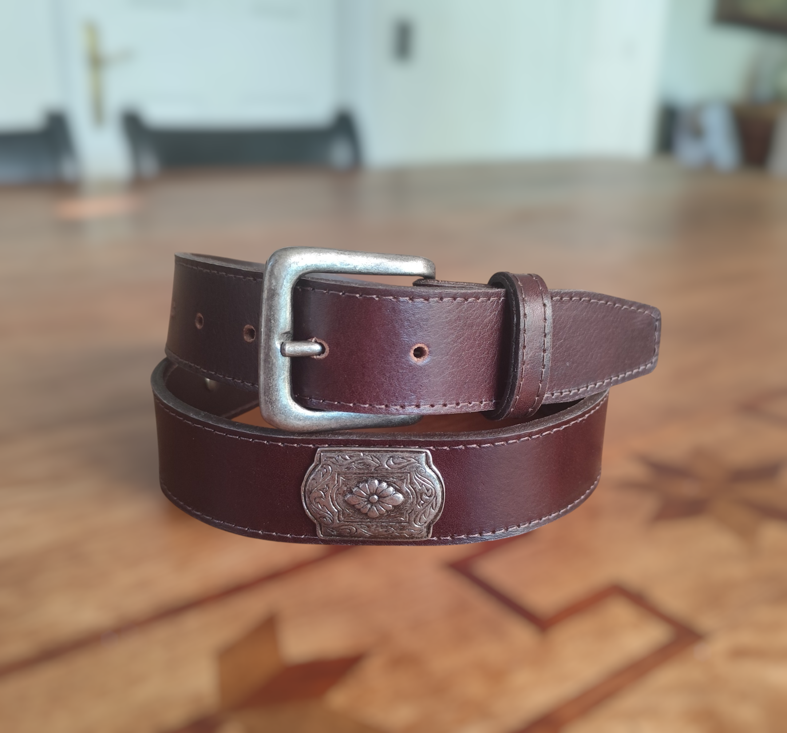 CINTURÓN CUERO APLICACIONES PLATA ENVEJECIDA