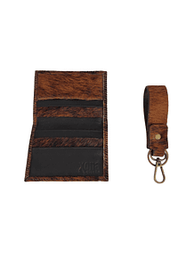 TARJETERO DE CUERO y LLAVERO DE PELO DE VACA.