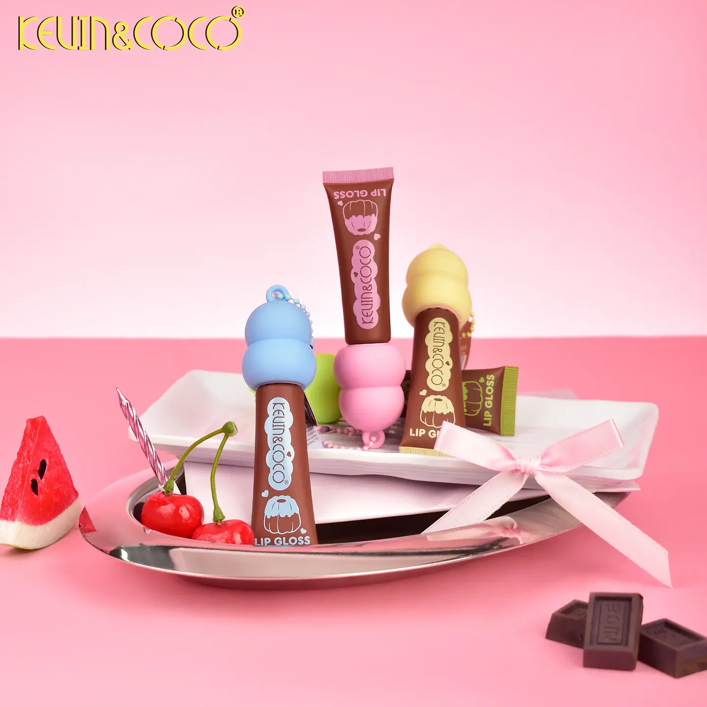 Brillo labial en tubo con acabado chocolate de la serie Canelé kevin&coco 2