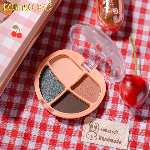 KEVIN & COCO Set de Maquillaje "Cream Anniversary" - Estuche Estilo Postce / Dulce con Brillo Labial, Rubor, Iluminador y Sombra de Ojos