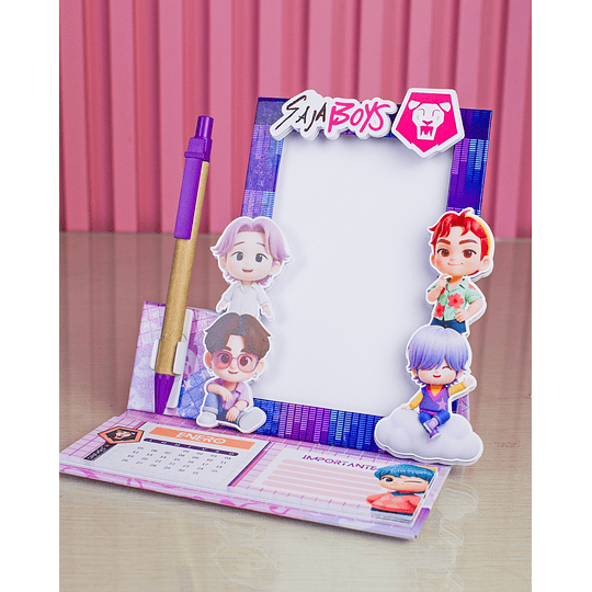 Diseños Plantillas Calendario Porta Foto Saja Boys 2026 Archivos PDF y Studio